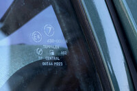 セントラル硝子製のサイドウィンドウ。富士重工業時代の「フ」マークが懐かしい。