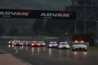 最終的にレースは62周で、セーフティーが先導するなか終了した。