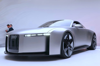 アウディが市内会場で公開した2シーターBEV「コンセプトC」。そのミニマリズムは、同ブランドの新しいデザインランゲージを示している。