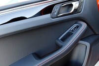 ドアのインナーパネルもオレンジのステッチでドレスアップされている。