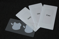 ボクがイタリアのApple Storeで買った「iPhone X」には、スペイン語とポルトガル語の説明書も添えられていた。それにしても、そろそろリンゴマークのステッカーは、イヤホンともども、添付をやめてもいいのでは？