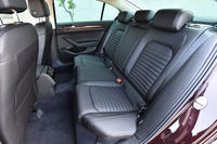 「TSIハイライン」のリアシート。背もたれは可倒式で、中央席には荷室からのトランクスルー機能も備わる。