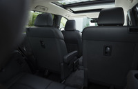 センターウォークスルータイプの2列目シートを後ろから見る。3列目を頻繁に使う人にはこれが便利だ。