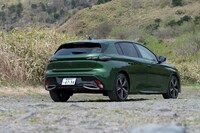 国内では2022年4月13日に発売された新型「プジョー308」。試乗車は1.5リッターディーゼルモデルの上位グレード「GT BlueHDi」で、車両本体価格は396万9000円。