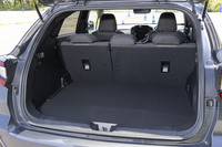 駆動用バッテリーを荷室の床下に搭載するためフロアが20mm上がり、容量が「e-BOXER」よりも小さくなっている（311→279リッター）。ゴルフバッグの積載可能数も3個から2個へと減っているが、見た目の差はごくわずかだ。