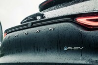 リアにレイアウトされた「CROWN」のロゴ。トヨタのエンブレムは左右リアコンビランプ間にあるものの、横幅がわずか3cmほどしかない。