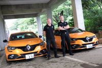 新型「メガーヌ ルノースポール」と、同車の開発に携わったルノー・スポールのロラン・ウルゴン氏（左）とフィリップ・メリメ氏（右）。