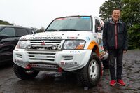 「三菱パジェロ 2002ダカールラリー優勝車」と増岡 浩氏。