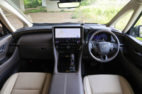 屋久杉のうずら杢をモチーフに、羽が大きく流れるように変化する木目調の「UZURAMOKU」デザインが採用されたヒーター付きのステアリングホイールを採用。センター通信型コネクティッドナビ対応の14インチディスプレイやレバー式のシフトセレクターなどは、ベースモデルから引き継がれたアイテム。