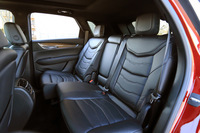 後席は左右独立してのリクライニングおよびスライド調整が可能。「プラチナム」では、後席温度調整機能付きのエアコンやシートヒーターも装備される。