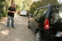 元銀行員マウロ氏と「スズキ・ワゴンR＋」の姉妹車「オペル・アジラ」。