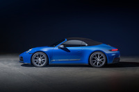 「911カレラTカブリオレ」のトップは、「ブラック」「レッド」「ブルー」「ブラウン」の4色から選べる。