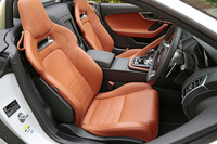 試乗車は、オプションの「プレミアムレザーインテリア」をチョイス。シートやドアトリム、アッパーフェイシアの表皮が本革仕立てとなる。