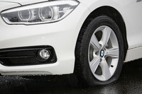 こちらは空気を抜いた非ランフラットタイヤ。上のランフラットタイヤとは違い、ペッタンコになってしまった。