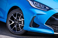 「ヤリスZ」の標準タイヤサイズは185/60R15だが、試乗車にはオプションの185/55R16タイヤと切削光輝＋ブラック塗装の16×6Jアルミホイールが装着されていた。