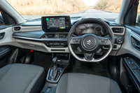 アイボリーの樹脂パーツをふんだんに使ったインテリアは明るく開放的な雰囲気だ。エアコンの操作パネルやセンタースクリーンはドライバー側に8度も傾けられている。