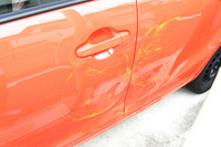 当時、家人がぶつけまくってボコボコにした「アクア」の左サイド。ドアパネルは交換の必要があり、ディーラーの見積もりは27万円だった。「ボコちゃん」と命名し、しばらくそのまま乗っていた。