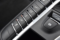 センターコンソールには、走行モードのセレクターや車高の調節スイッチが並ぶ。