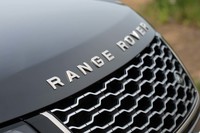 各所に「プラチナアトラス」カラーのアクセントが加えられるのが「Fifty」の特徴だ。写真はフロントの「RANGE ROVER」ロゴとグリル。