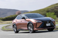 お値段880万円の「レクサスRZ450e“バージョンL”」の場合、約90万6000円の減税および購入補助が見込まれる。登録／届け出する地域によっては、さらに自治体からの補助を受けられる場合も……。（写真：郡大二郎）