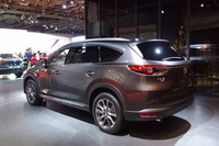 「CX-8 XDエクスクルーシブ モード」のシートには、マツダ車初採用となる電動スライド&リクライニング機構やベンチレーション機能が採用されている。