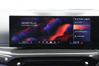 「ドライビングモードスイッチ」と表示された走行プログラムの切り替え画面。ドライビングモードは「COMFORT」「SPORT」「SPORT PLUS」「SPORT INDIVIDUAL」にアルピナ専用の「COMFORT PLUS」を加えた5つのモードから選択できる。