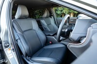 シートの仕様は全車共通で、電動調整機構やシートヒーターなどを標準で装備。表皮にはプレミアムナッパレザーが採用される。