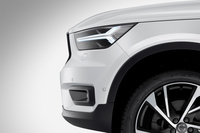 「XC40」のフロントマスクは、グリルの上部が突き出て下部が引っ込んだ、逆スラント型をしている。昔はBMWや「三菱ギャラン」などでも見られたデザインだが、空力性能や歩行者保護の観点から、今ではあまり見られなくなった。