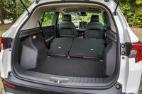 後席の背もたれは40：60分割で前に倒せる。荷室の床と背もたれの背面はフラットにはならない。