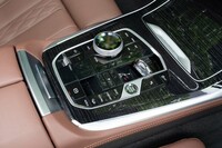 背丈を抑えたシフトセレクターが採用されたものの、センターコンソールの基本デザインは従来どおり。白の木目を生かしたウッドパネルが上品だ。