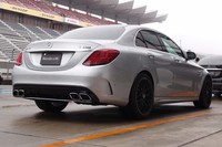 「AMG C63 S」のリアビュー。左右振り分け式の4本出しマフラーが優れた動力性能を印象づける。