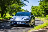 後輪駆動車の一充電走行距離は640km（WLTCモード）。BYDが独自開発したブレード形状で容量82.56kWhのリン酸鉄リチウムイオンバッテリーを搭載する。「シール」に積まれるバッテリーは駆動方式にかかわらず共通している。