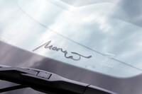 フロントウィンドウには、トヨタ自動車の豊田章男社長のドライバーネームである「モリゾウ」のサインが添えられる。