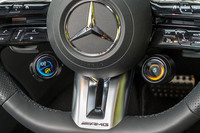 AMGスポーツステアリングホイールはスポークの下に2つのダイヤルが備わっている。右ではドライブモードが選べ、左では足まわりやパワートレインなどを個別に設定できる。