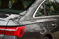 「アウディ・クワトロ」をイメージしたというブリスターフェンダーがボディーに力強さを付与している。くっきりとしたプレスラインも目を引く。