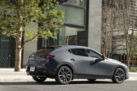 優雅なスタイルが印象的な「マツダ3ファストバック」。その足元に装着された「アドバンdb V552」がよく似合う。