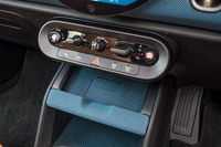 物理スイッチはダッシュボード中央下部のパネルにまとめて配置。イグニッションスイッチやシフトセレクターなどに加え、「MINIエクスペリエンスモード」の切り替えスイッチも備わっている。