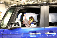 エアバッグが開いた車内の様子。「ホンダN-BOX」では、標準車の「G／L Honda SENSING」と一部の福祉車両を除き、前席用サイドエアバッグと前・後席用サイドカーテンエアバッグが標準装備される。