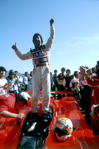マシンの上で喜びをあらわにする星野一義。星野はグランチャンピオンシリーズにおいて、通算5度の年間王者に輝いている。