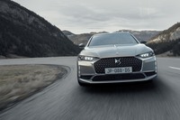 プラグインハイブリッドモデルは欧州WLTCモードで61kmのEV走行が可能。ハイブリッド燃料消費率は14.0km/リッターと公表される。