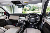 水平に伸びるインストゥルメントパネル。インテリアの基本デザインはデビュー当初から変わらないが、インフォテインメントシステムが進化し、各種操作スイッチがタッチパネル式になるなどの改良がモデルイヤーごとに加えられている。