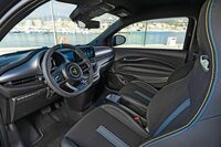 「アバルト500e」のシートはサポート性十分。ハンドリングはダイレクト感に富んでいる。