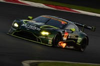 アストンマーティンのワークスドライバー、ダレン・ターナー選手が52周~91周までの長いスティントをこなし、オリベイラ選手につないだ。