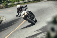 「スピードトリプルRS」は、新開発の慣性計測ユニットを搭載。最新のコーナリングABSやトラクションコントロールと連動することで、安定したコーナリングを実現する。