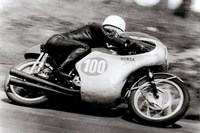 ホンダはマン島TTレースにおいて、参戦初年度の1959年にメーカーチーム賞を獲得。1961年には125ccクラス、250ccクラスともに1～5位を独占する完全勝利を収めた。写真は250ccクラスで4位に入った日本人ライダーの高橋国光。