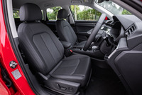 試乗車に装備されていたパーシャルレザー表皮のシートは「ラグジュアリーパッケージ」に、前席のヒーターと電動調整機構は「ベーシックパッケージ」にそれぞれ含まれるオプション。