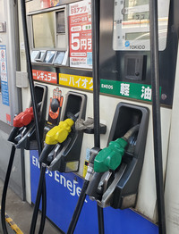 2026年4月中旬時点の軽油の店頭小売価格は、1リッターあたり156円ほど。レギュラーガソリン1リッターに対して約10円、ハイオクガソリンより約20円安いというのは、長期のランニングコストでみると大きな差となりうる。