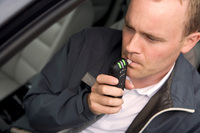 かつて飲酒運転撲滅の有効策として期待されたアルコールチェッカーだが、飲酒者が他の人の息を使ってチェックをごまかすという問題が横行。その効果は限定的だった。