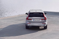 バンパーのデザインが変更された改良型「XC60」のリアビュー。