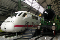 ホール2のテーマは「旅」。新旧の長距離列車が見学者を出迎える。